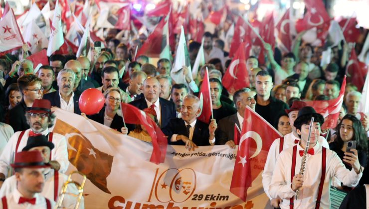 KÜÇÜKÇEKMECE’DE CUMHURİYET’İN 100. YAŞINA COŞKULU KUTLAMA