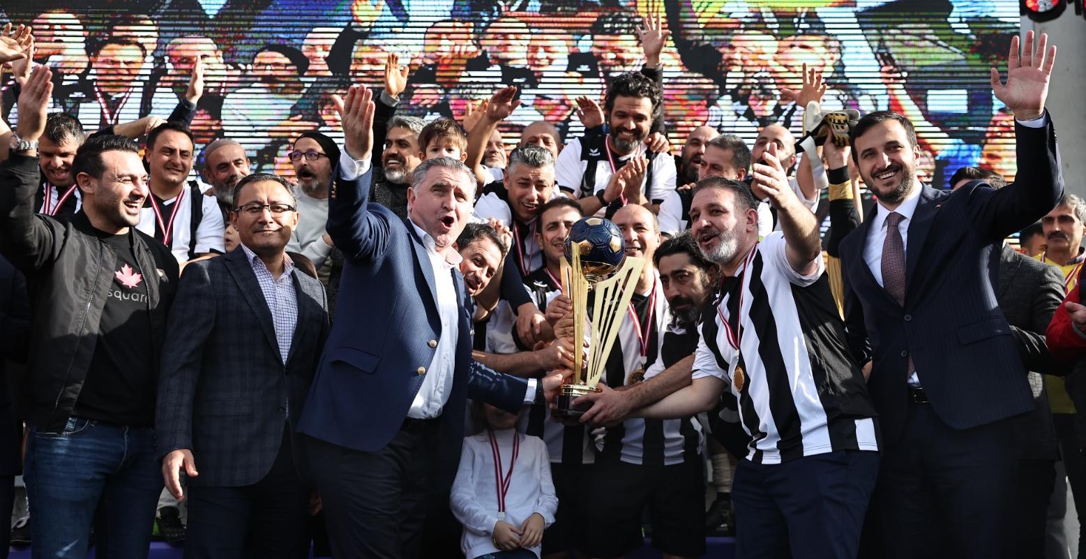 Futbolun Babaları turnuvası Bakan Osman Aşkın Bak’ın katıldığı final maçıyla sona erdi