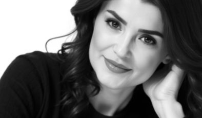 TÜRKÜLERİN YÜREĞİNDEN GELEN SES: ESRA ÖZTÜRK’ÜN 30 YILLIK SANAT YOLCULUĞU